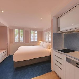 Studio Executive Room